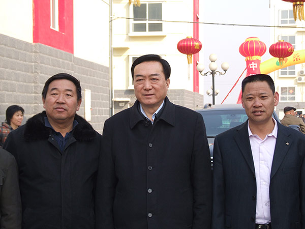 原河北省省长陈全国到公海5500线路检测线缆集团视察，并与黄儿营西村党委书记宁幼五、公海5500线路检测线缆集团董事长雷国玺合影留想。